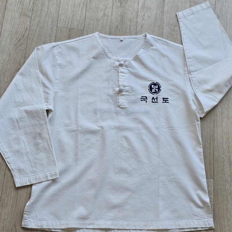 앞뒤 마크 새긴 수련복 상의